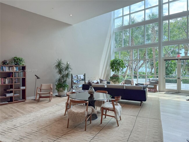 Building Photo - 2020 N Bayshore Dr
