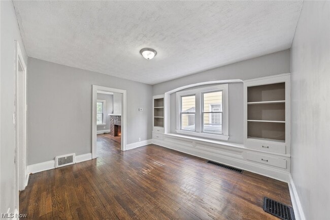 Building Photo - 3035 W 116th St