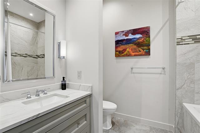 Building Photo - 500 Throckmorton St