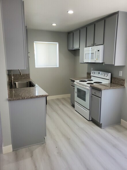 Building Photo - 6924 Woodman Ave
