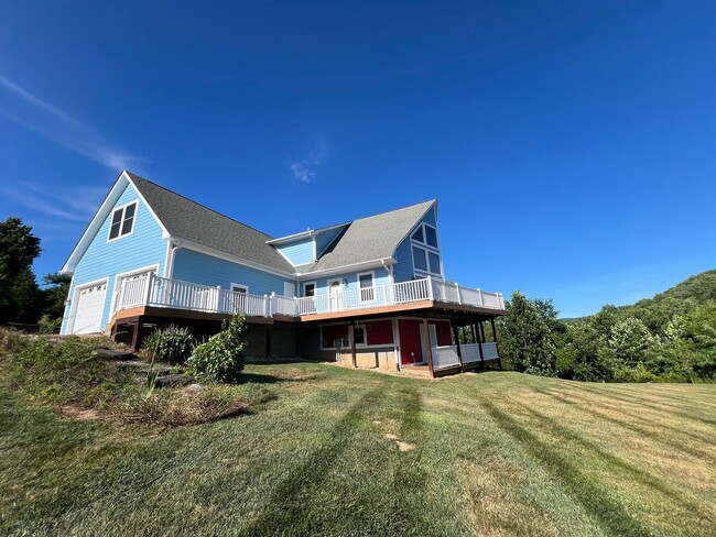 Building Photo - Spacious Home in Hendersonville, NC