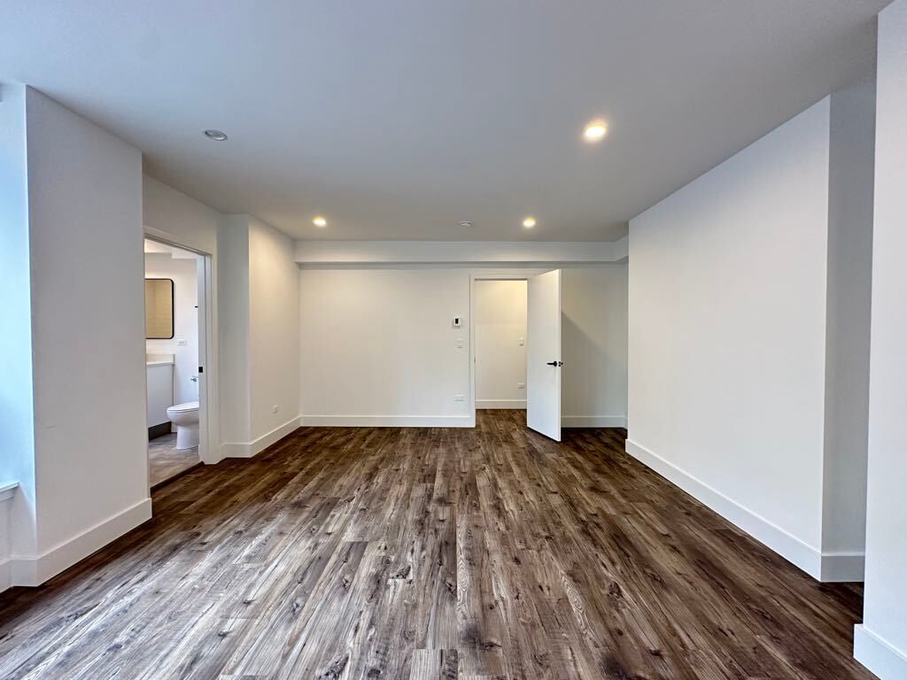 Building Photo - 941 W Carmen Ave