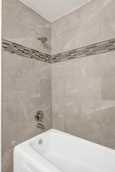 Building Photo - 10607 Des Moines Memorial Dr S