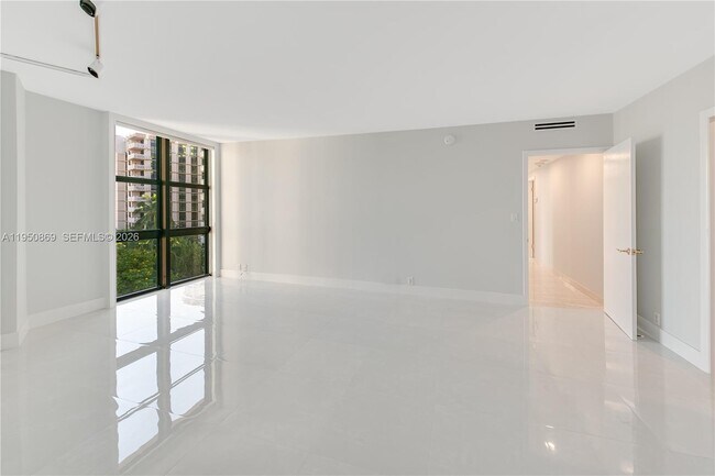 Building Photo - 1121 Crandon Blvd