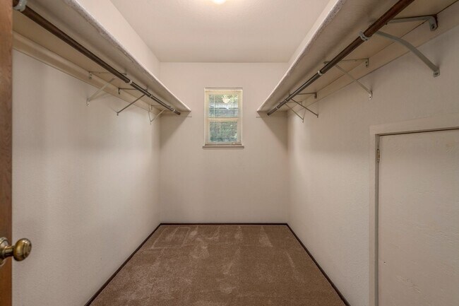 Building Photo - 3 Bedroom 2.5 Bathroom SFH in Los Altos!