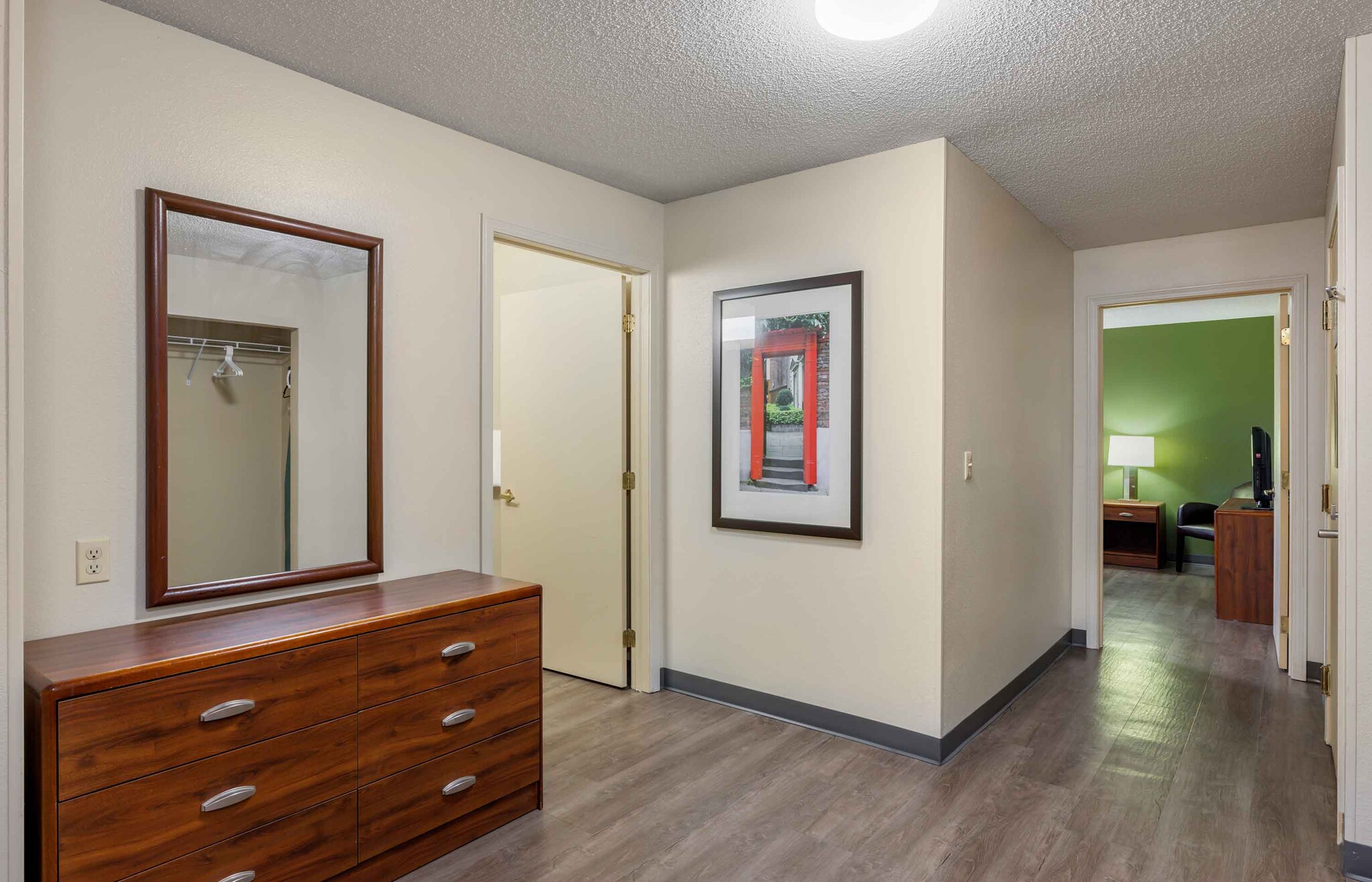 Building Photo - Furnished Studio-Omaha - West