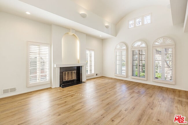 Building Photo - 158 S Anita Ave