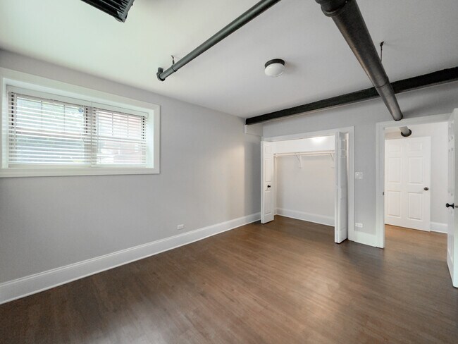 Building Photo - 936 E 52nd St