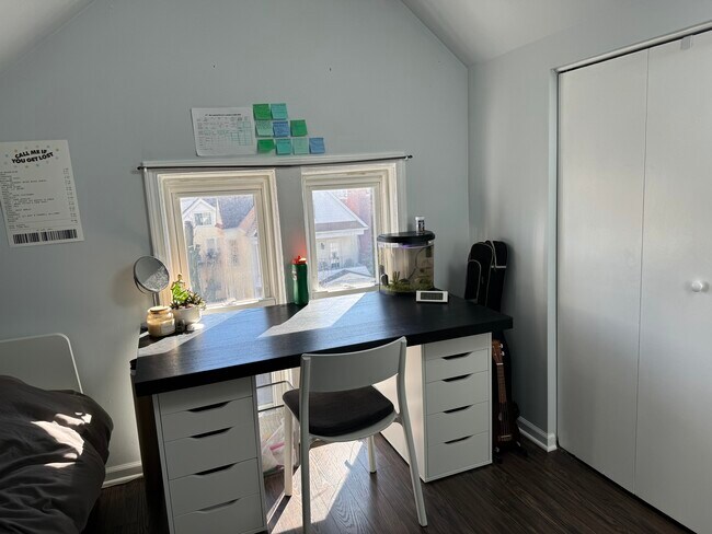 Building Photo - 1736 W Melrose St