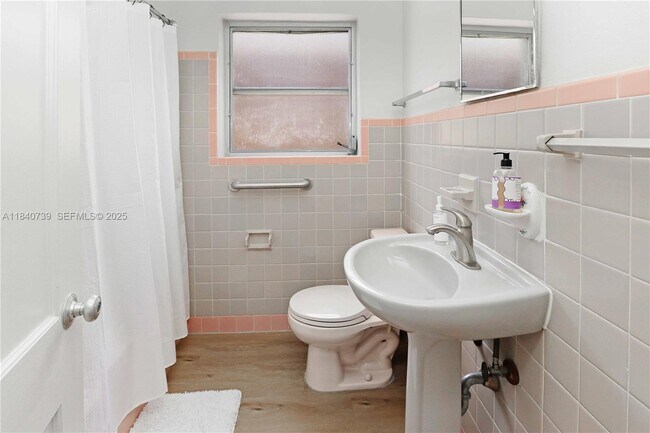 Building Photo - 326 Van Buren St