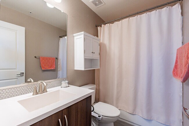 Building Photo - Great 3 Bedroom Townhome - NEW Carpet!