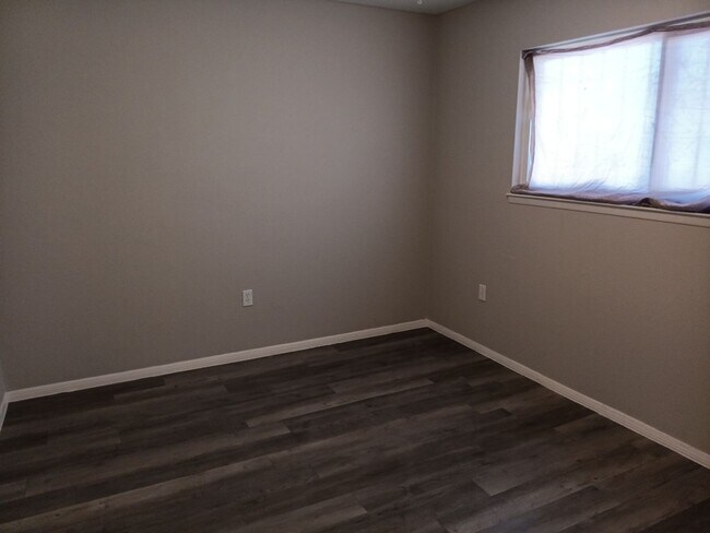 Building Photo - Charming 4-bedroom, 2-bathroom! Showings available NOW!