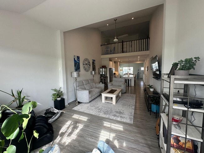 Building Photo - Townhouse in Sunset Glen