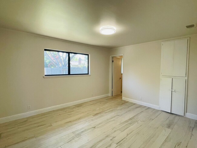 Building Photo - 3724 Hillcrest Ln