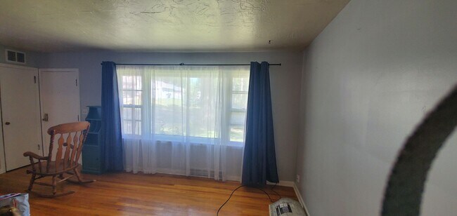 Building Photo - College View Cutie!