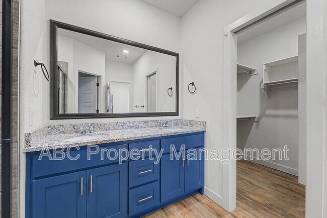 Building Photo - 3213 SW Hillstone Ave