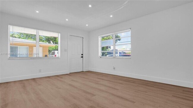 Building Photo - 2 bedroom in Hallandale FL 33009