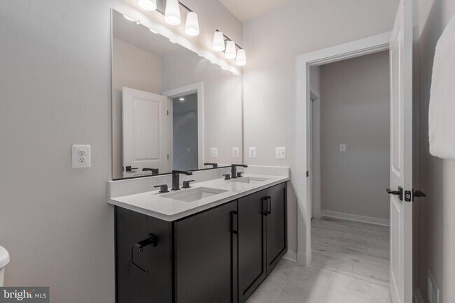 Building Photo - 402 Mdw Crk Dr
