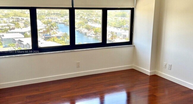 Building Photo - 2500 Parkview Dr