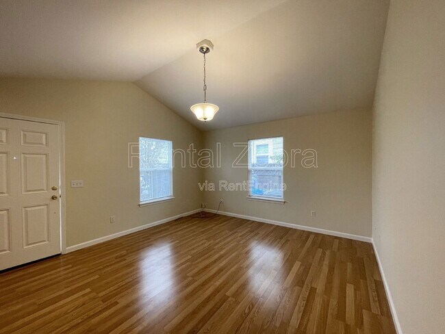 Building Photo - 2062 Red Oak Cir