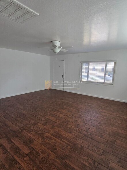 Building Photo - 6 E Hill Dr