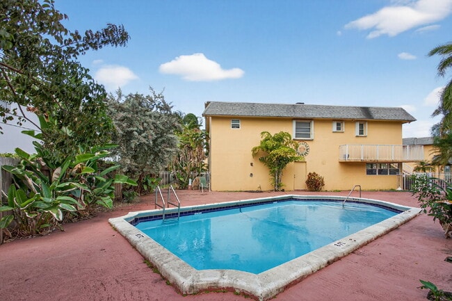 Building Photo - QUICK MOVE IN - FIRST MONTH FREE | Bright & Modern 1-Bedroom Apartment in Prime Oakland Park Loca...