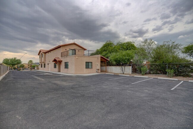 Building Photo - 2136 N Euclid Ave
