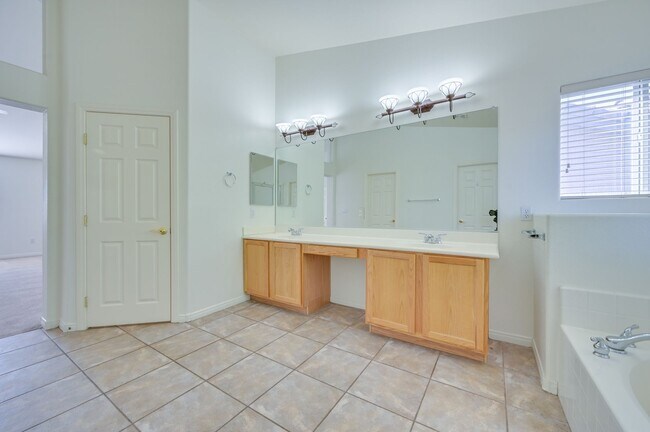 Building Photo - SW!! Southern Highlands!!! 4 Bedrooms!!!  ...