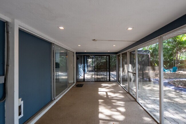 Building Photo - 3525 Riviera Dr