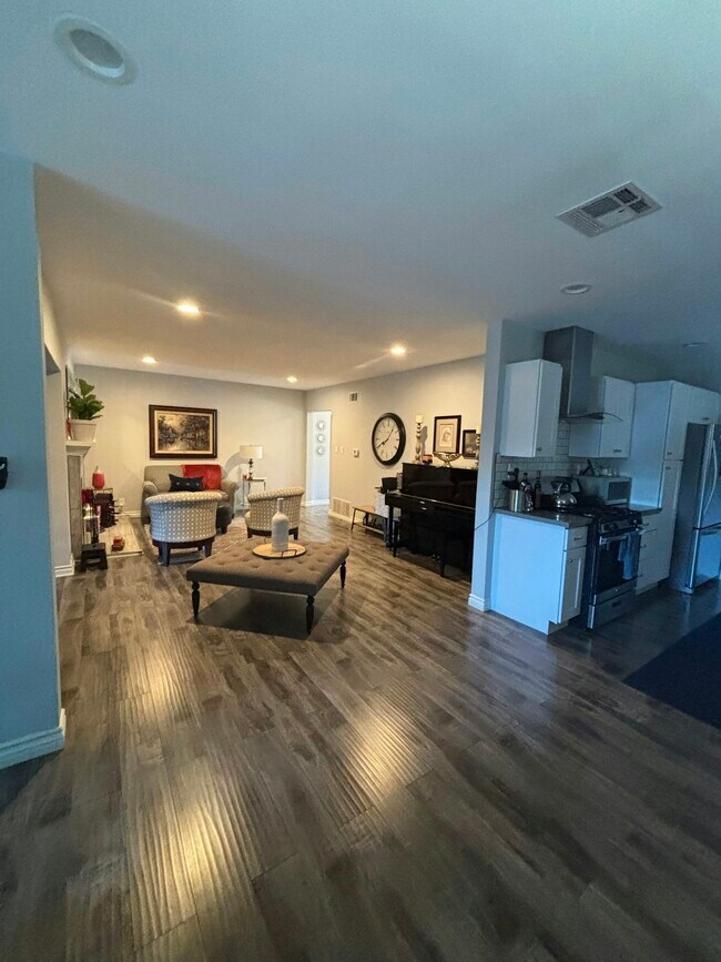 Building Photo - 16047 Tupper St