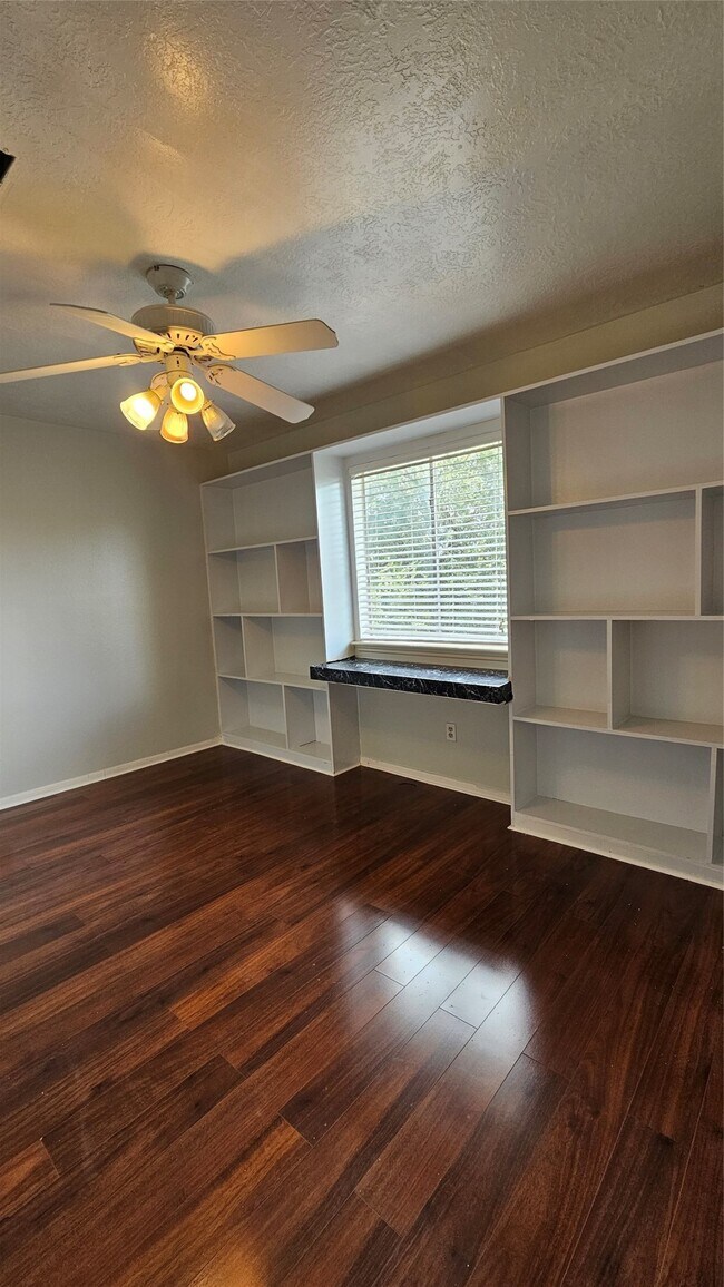 Building Photo - 8435 Battleoak Dr