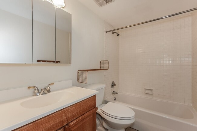 Building Photo - 3 BR / 2 BA Ground-Floor Condo | Screened ...