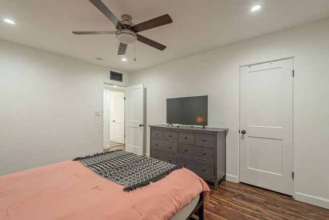 Building Photo - Fully Furnished 3 Bed 2 Bath & Garage in N...