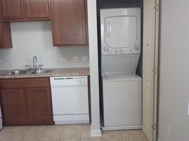 Building Photo - 340 Perry St