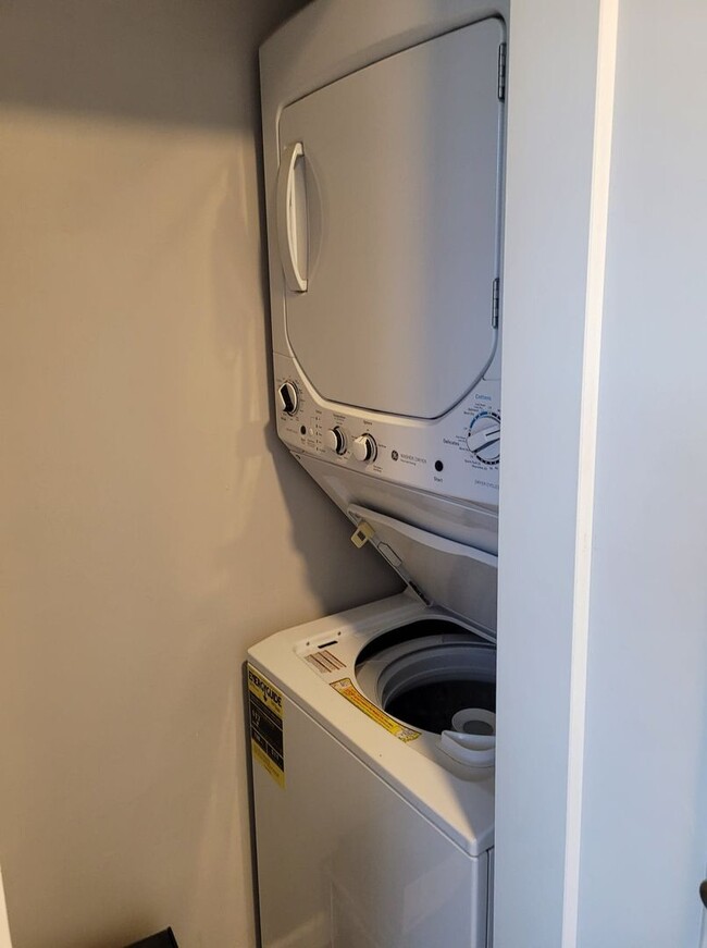 Building Photo - NEWLY REMODELED 1 BED 1 BATH Coming Soon!!