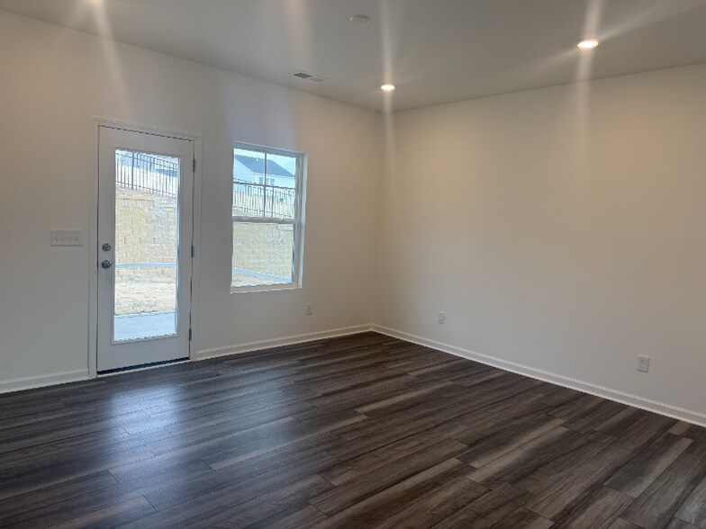 Building Photo - 1028 Red Finch Wy