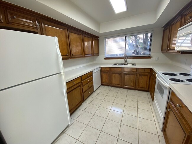 Building Photo - Garden Home