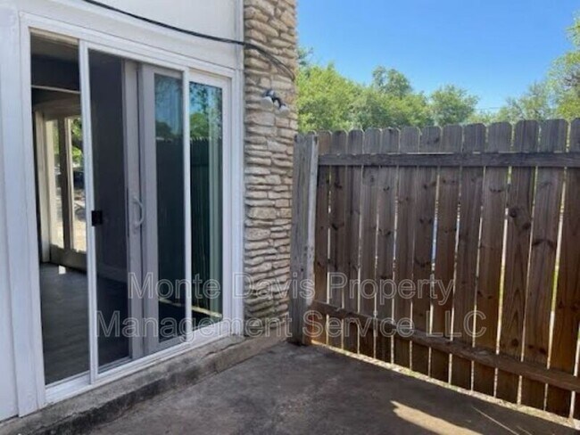 Building Photo - 2504 Manor Cir