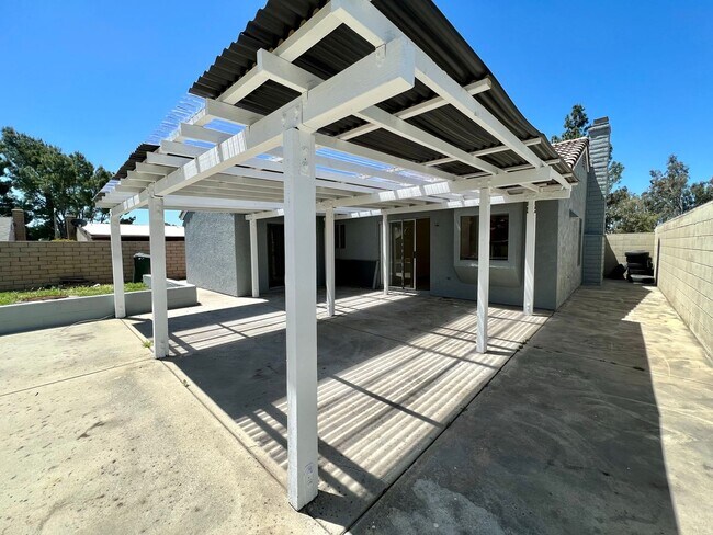 Building Photo - Available Now! 3 Bedroom, 2 bathroom home ...