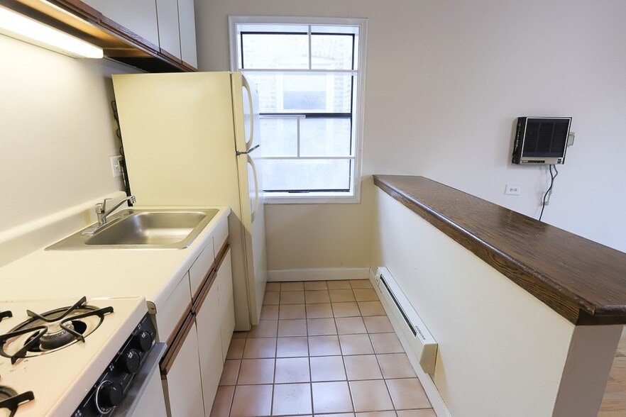 Building Photo - 823 W Newport Ave