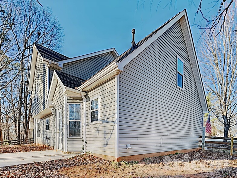 Building Photo - 4600 White Rd