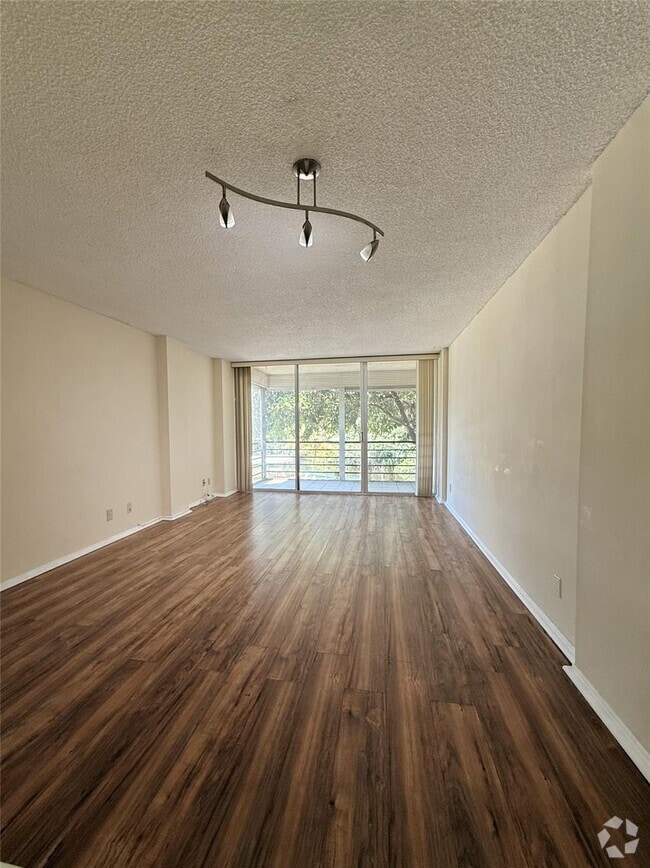 Building Photo - 104 Royal Park Dr