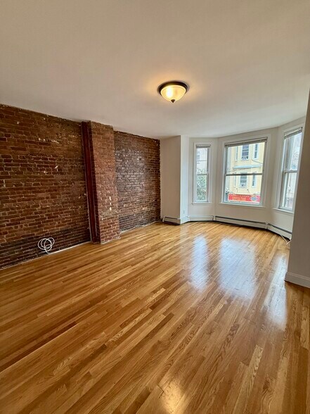 Building Photo - 342 Meridian St