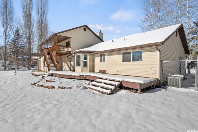 Building Photo - Beautiful home in Eden with amazing views from covered deck and 4 car garage