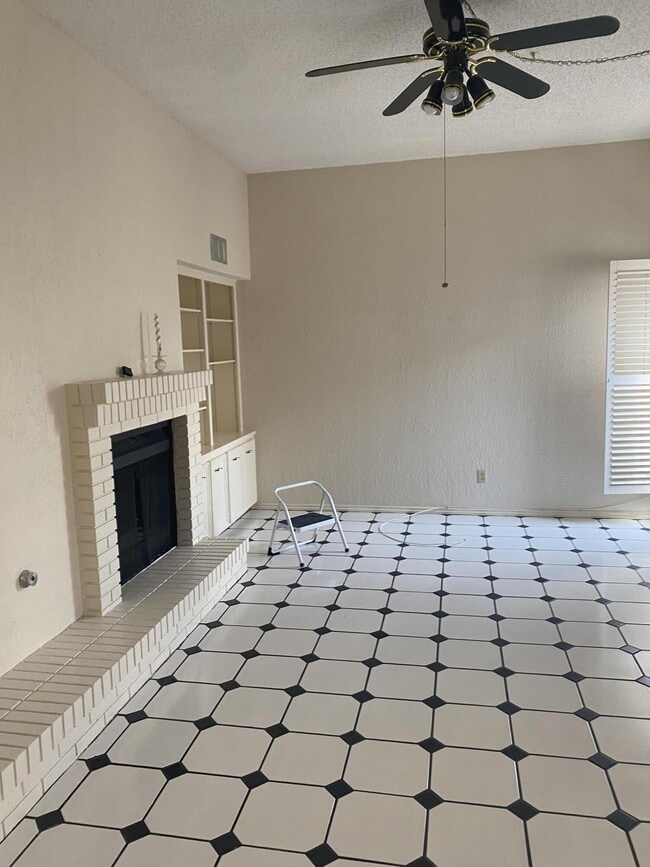 Building Photo - 320 Thunderbird Dr