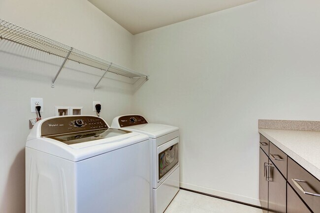 Building Photo - 3 Bed 4.5 Bath - Silver Spring Townhouse i...