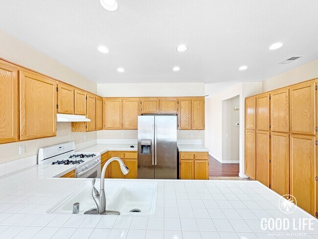 Building Photo - Gorgeous 3B/2BA House w/ Attached Garage, Storage Sheds, and Tons of Space!