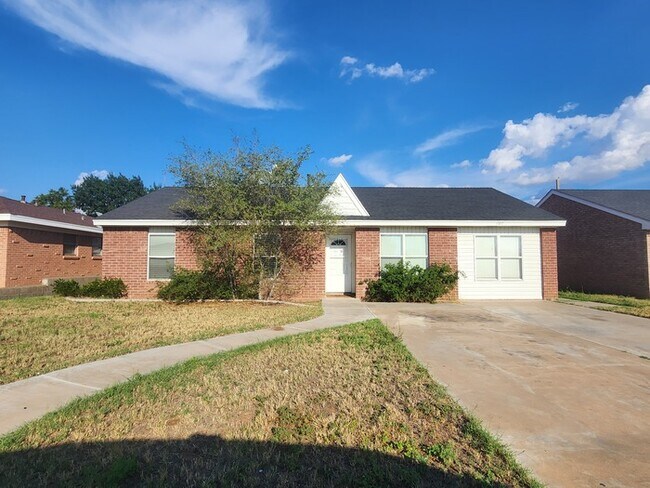 Primary Photo - 4 bed 2 bath home