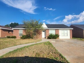 Building Photo - 4 bed 2 bath home