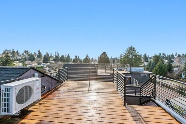 Building Photo - Newly Built Air-Conditioned Luxury Townhome in Highly Desired Admiral